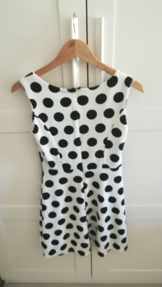 Vestido blanco de lunares