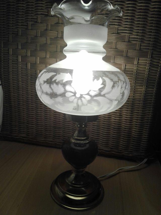 LÁMPARA DE SOBREMESA O MESITA DE NOCHE.