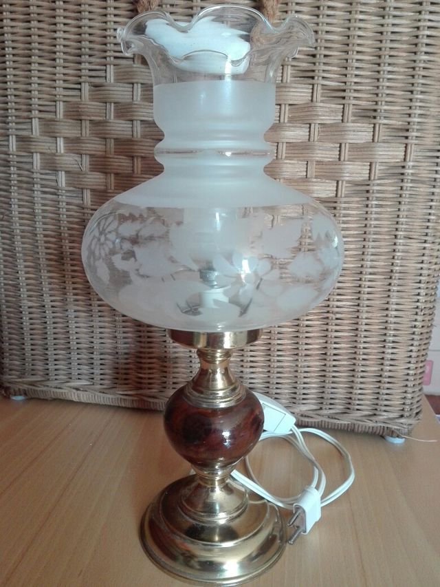 LÁMPARA DE SOBREMESA O MESITA DE NOCHE.