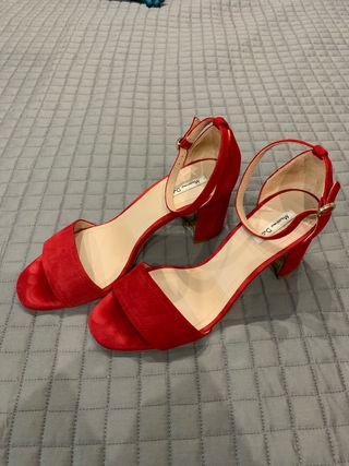 Sandalias de ante rojo Massimo Dutti T 39 de segunda mano por 40 EUR en  Viladecans en WALLAPOP
