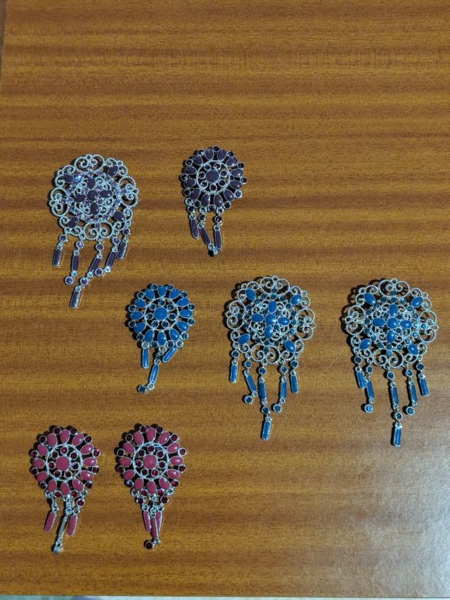 Broches de pedrería.