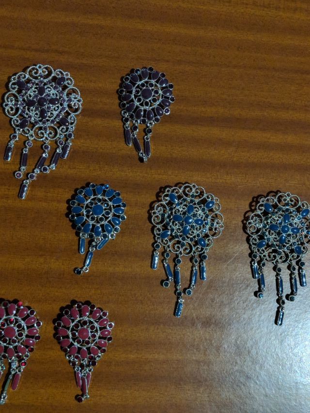 Broches de pedrería.