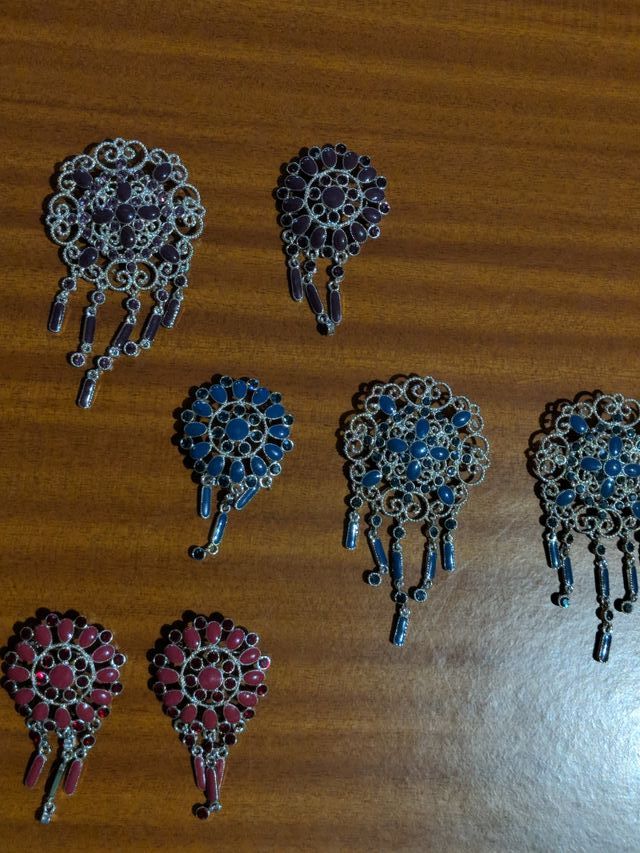 Broches de pedrería.