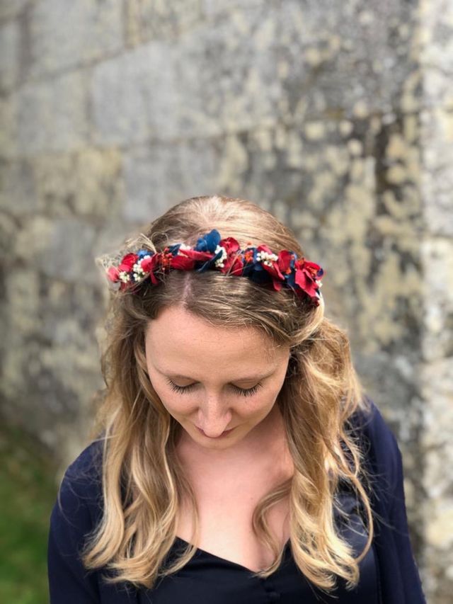 Tocado y bolso de flores preservadas