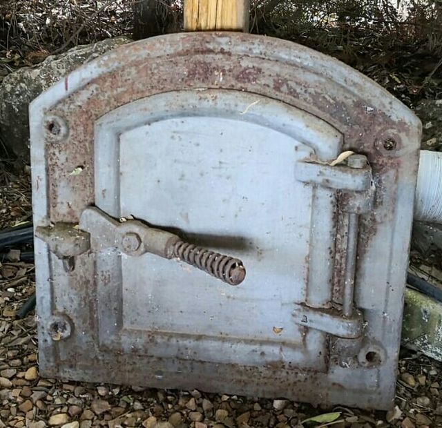 Puerta de horno fundición antigua.