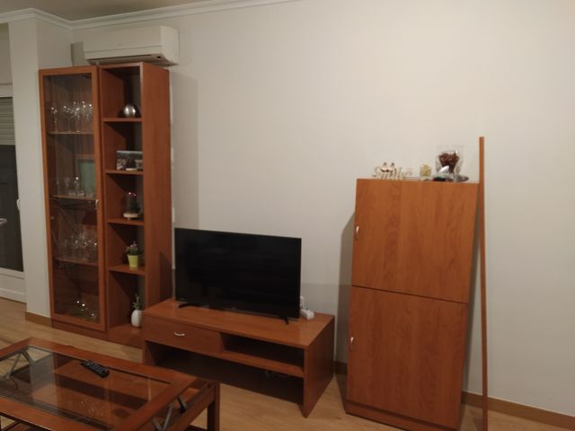 Muebles salón color cerezo seminuevos de segunda mano por 50 € en