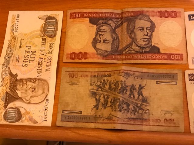 Billetes cruzeiros brasileños y pesos argentinos