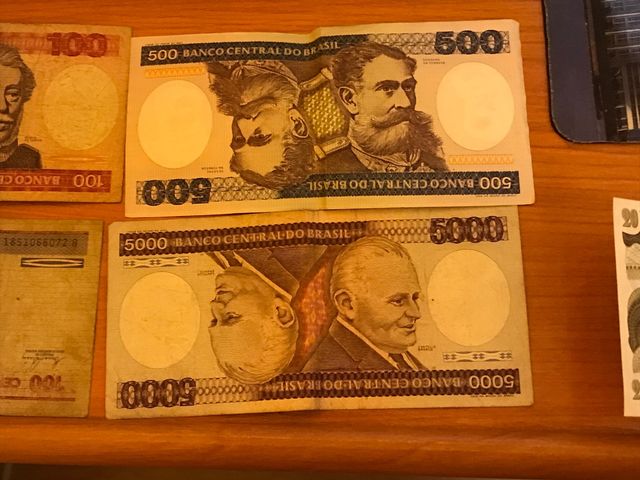 Billetes cruzeiros brasileños y pesos argentinos