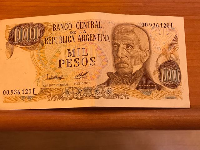 Billetes cruzeiros brasileños y pesos argentinos