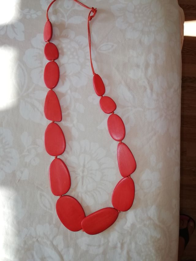 collar de mujer de madera