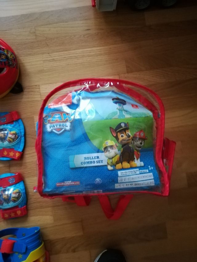 patines, protecciones y casco y vajilla