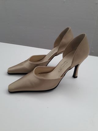 Zapatos numero 37 dorado Gody de segunda mano por 8 EUR en Málaga en  WALLAPOP