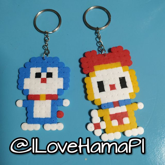 Llaveros personajes Doraemon hechos con Hama Bead