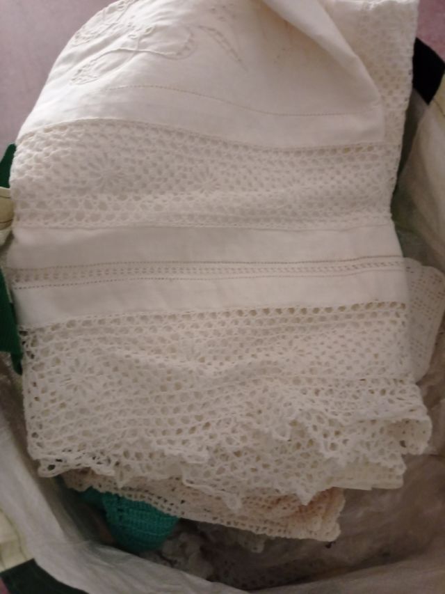 2 juegos toallas de hilo, lavabo y bidé.