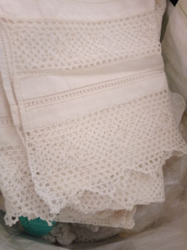 2 juegos toallas de hilo, lavabo y bidé.