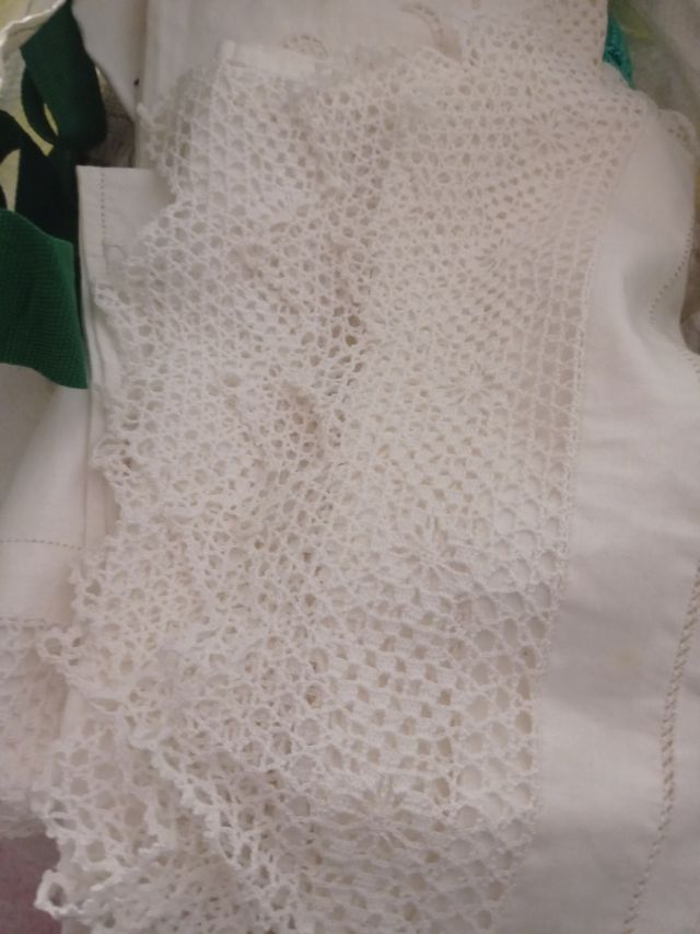 2 juegos toallas de hilo, lavabo y bidé.