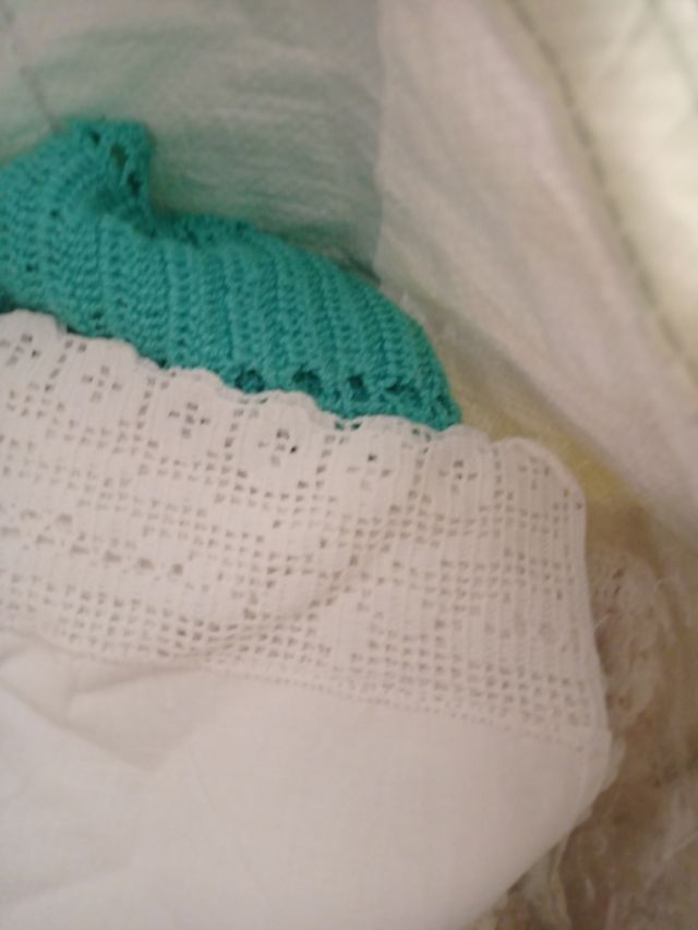 2 juegos toallas de hilo, lavabo y bidé.