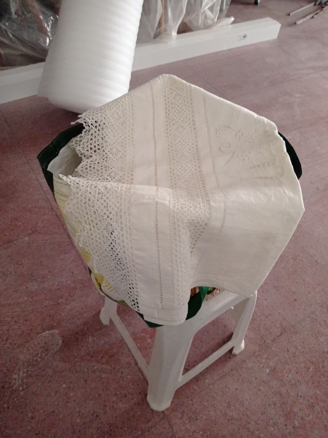 2 juegos toallas de hilo, lavabo y bidé.