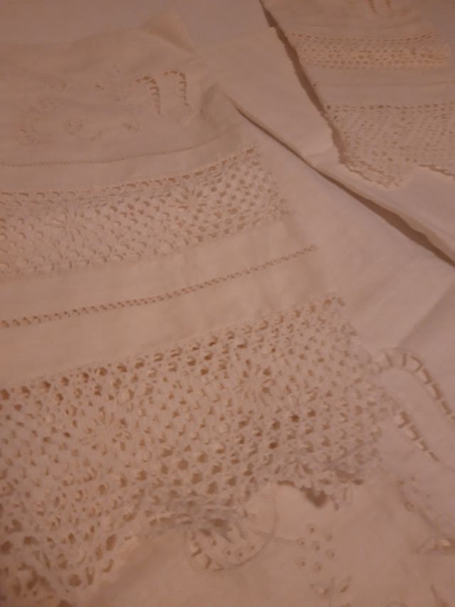 2 juegos toallas de hilo, lavabo y bidé.