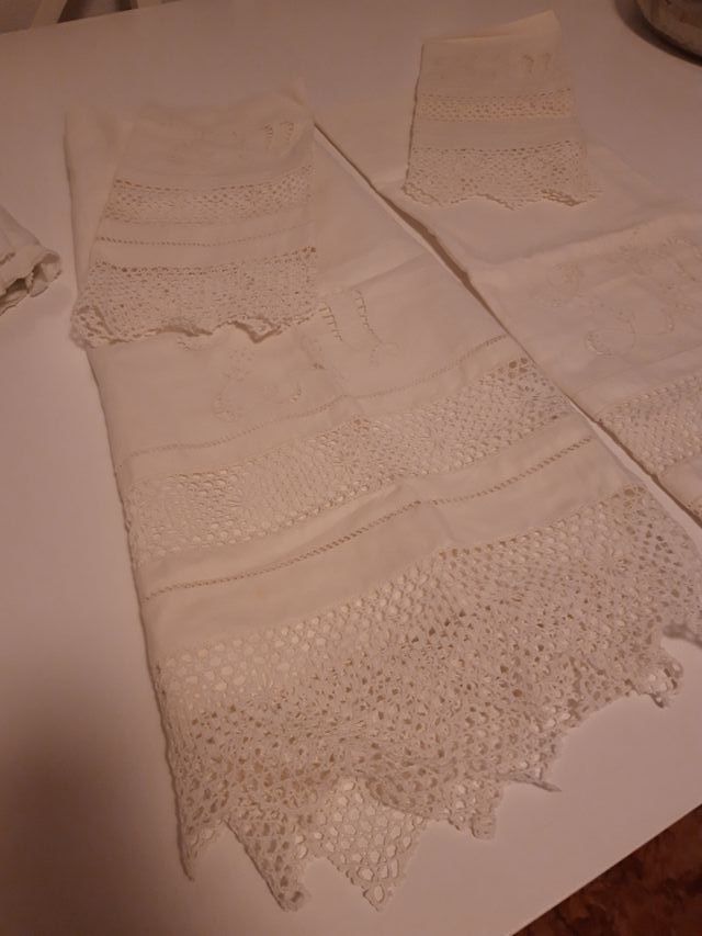 2 juegos toallas de hilo, lavabo y bidé.