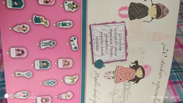 Álbum Gorjuss com figurinhas.