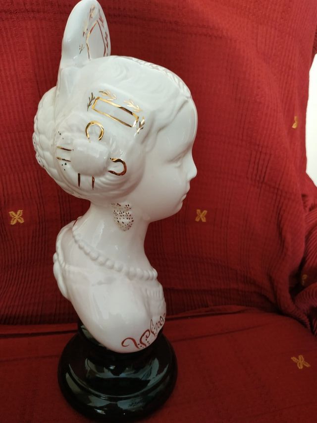 Fallera ceramica y pie de mármol