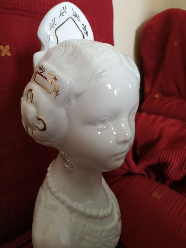 Fallera ceramica y pie de mármol