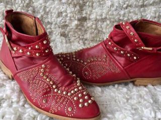 Botines rojos de piel con tachas de Zara de segunda mano por 25 EUR en San  Fernando Naval en WALLAPOP