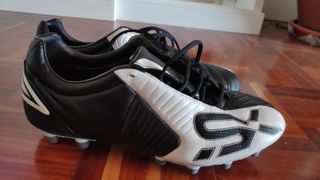Botas fútbol talla 42 Umbro de segunda mano por 25 EUR en Vigo en WALLAPOP