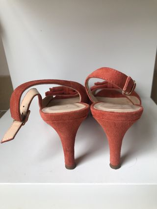 Tacones ante buenos color teja Unisa de segunda mano por 20 EUR en Las  Rozas de Madrid en WALLAPOP