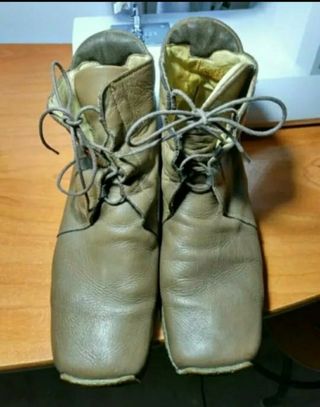 Bota 100% piel suela tocino. de segunda mano por 8 EUR en Collado Villalba  en WALLAPOP