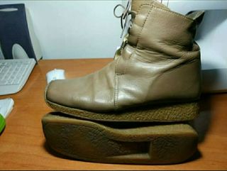 Bota 100% piel suela tocino. de segunda mano por 8 EUR en Collado Villalba  en WALLAPOP