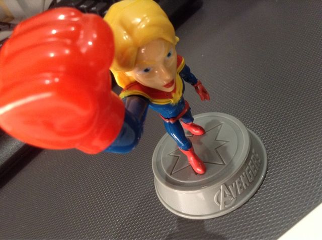 Figuras Capitán America y capitana Marvel con luz