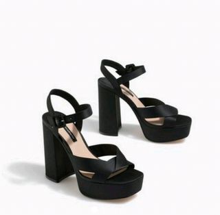 Tacones sandalia negros stradivarius de segunda mano por 10 EUR en Madrid  en WALLAPOP