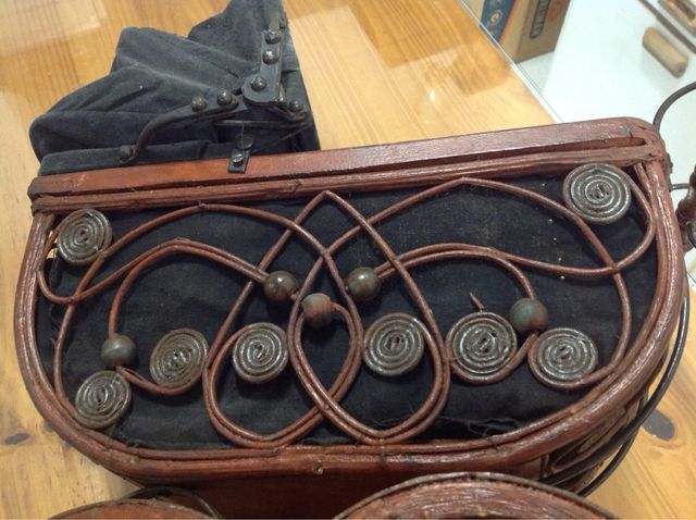 Cochecito de muñecas antiguo.