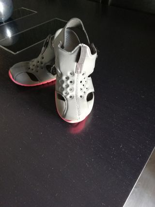 Zapatos niño sandalias Nike número 29 de segunda mano por 8 EUR en Rojales  en WALLAPOP