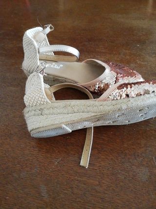 Zapatos niña. talla 34. Cuña de esparto. de segunda mano por 10 EUR en  Valencia en WALLAPOP