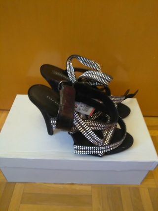 Sandalias Zara joya de brillantes y piel talla 39 de segunda mano por 30  EUR en Torrejón de Ardoz en WALLAPOP