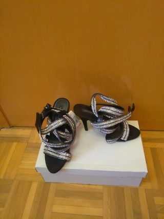 Sandalias Zara joya de brillantes y piel talla 39 de segunda mano por 30  EUR en Torrejón de Ardoz en WALLAPOP