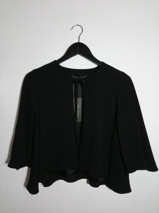 Chaqueta capa bolero Zara de segunda mano por 19 EUR en Valencia en WALLAPOP