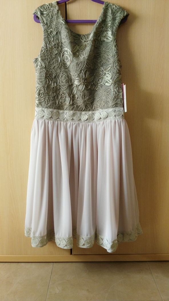 Vestido corto con espalda en V 