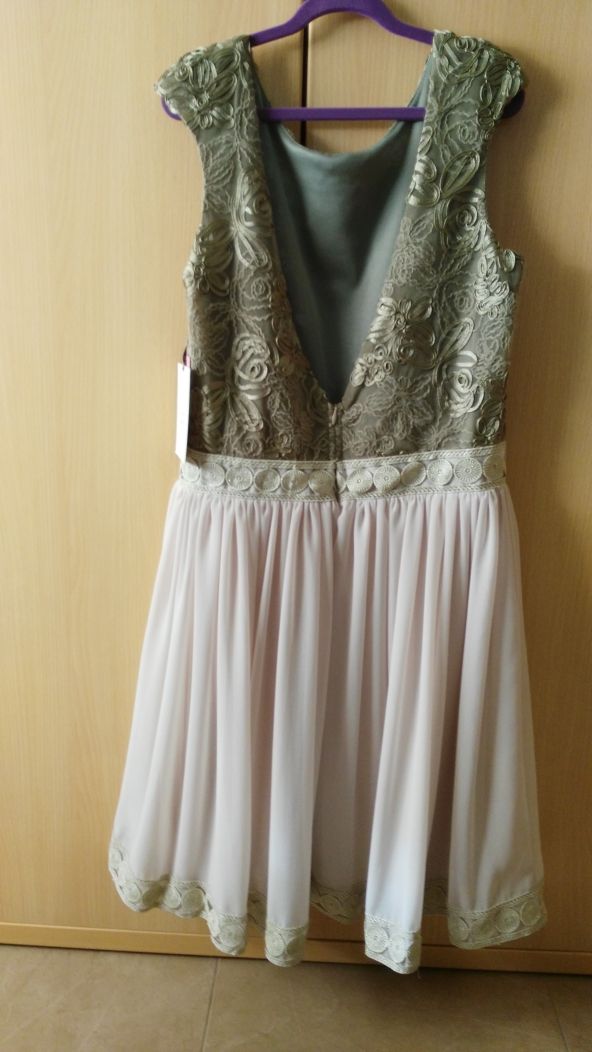 Vestido corto con espalda en V 