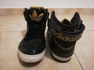 tenis adidas negro con dorado