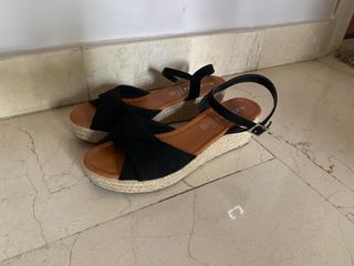 zapatillas negras mujer tacon
