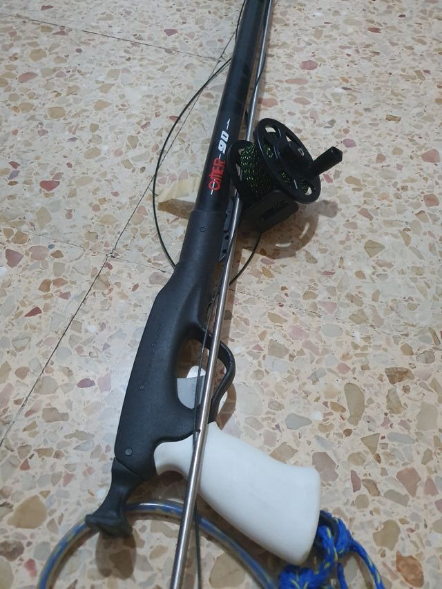 fusil de pesca con carrete