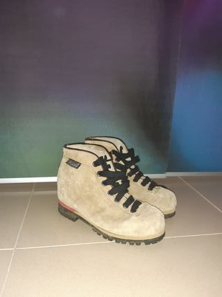 Botas montaña piel de segunda mano por 25 EUR en Puerto Real en WALLAPOP