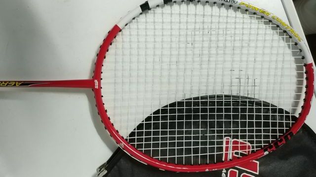 Raqueta bádminton y 6 volantes