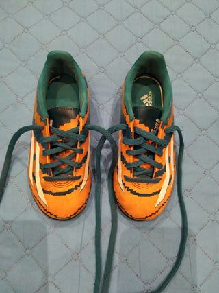 Botas de futbol adidas niño talla 28 de segunda mano por 7 EUR en Alginet  en WALLAPOP