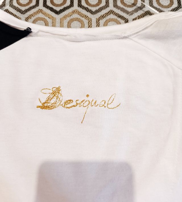 Camiseta Desigual cuello ajustable con lazo