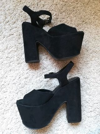 Tacones plataforma de ante negro de segunda mano por 29 EUR en Barcelona en  WALLAPOP